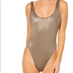 CAMELLIA PALETTE ALINA ONE PIECE BY AGUA BENDITA